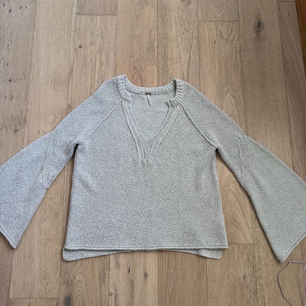 Free People Lovely Lines Bell-Sleeve Plunging V-Neck Sweater in Gray Size Large - Picture 10 of 14